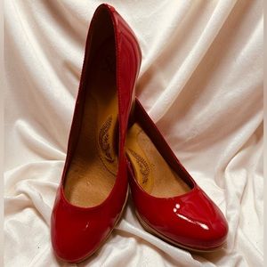 NWT! Sofft red patent leather pumps!